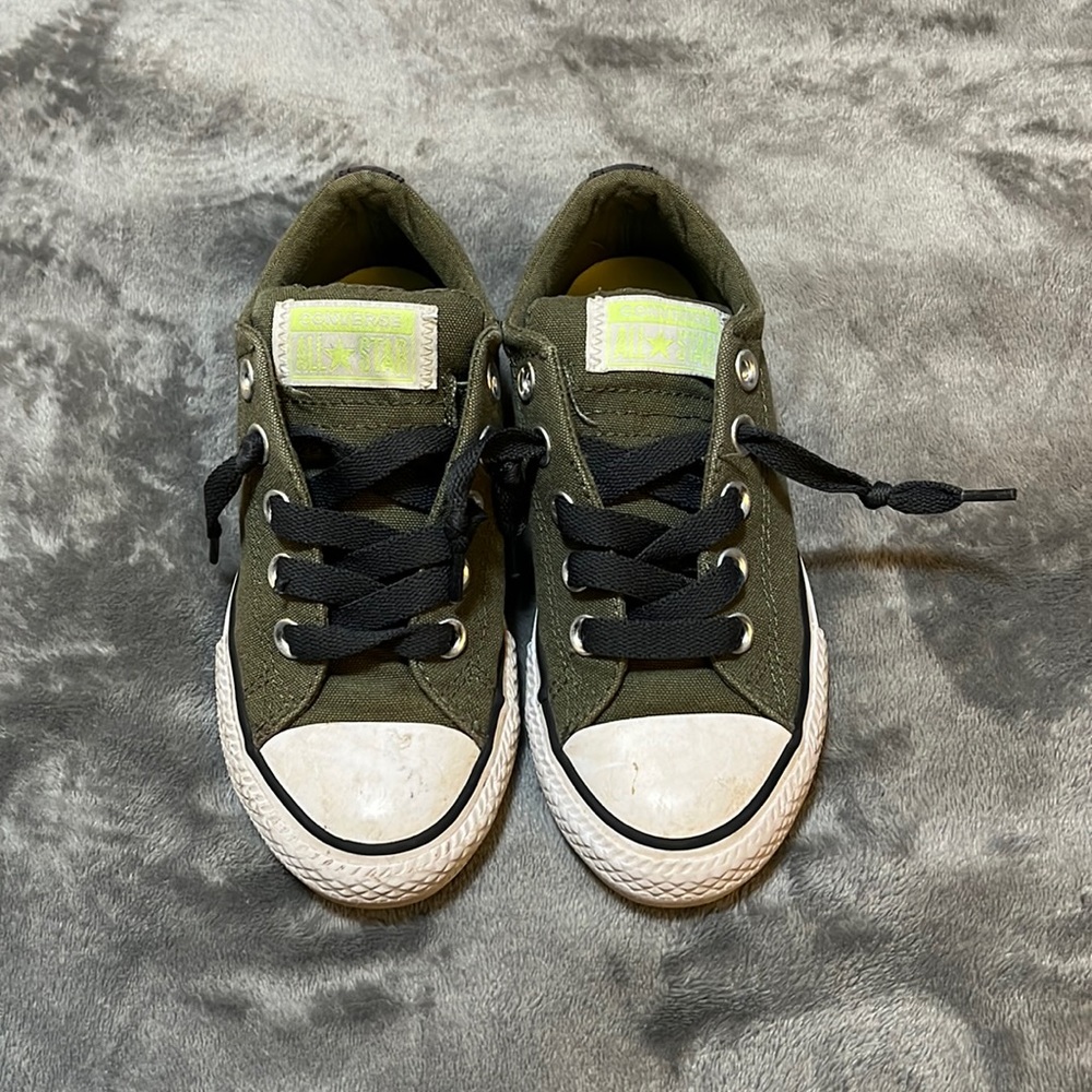 Boys converse army color shoes